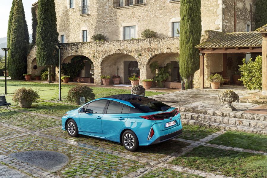  Toyota Prius Plug-in Hybrid 2016 года  (фото 81 из 187)